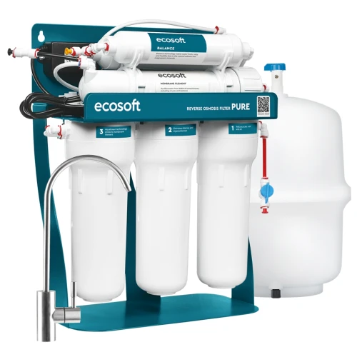 Filtr odwróconej osmozy Ecosoft Pure Balance z pompą na metalowym stojaku.