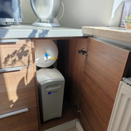 montaż filtra Bluewater Cleone Balance pod zlewem w kuchni
