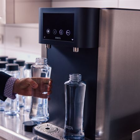 wydajny nablatowy dystrybutor wody brita
